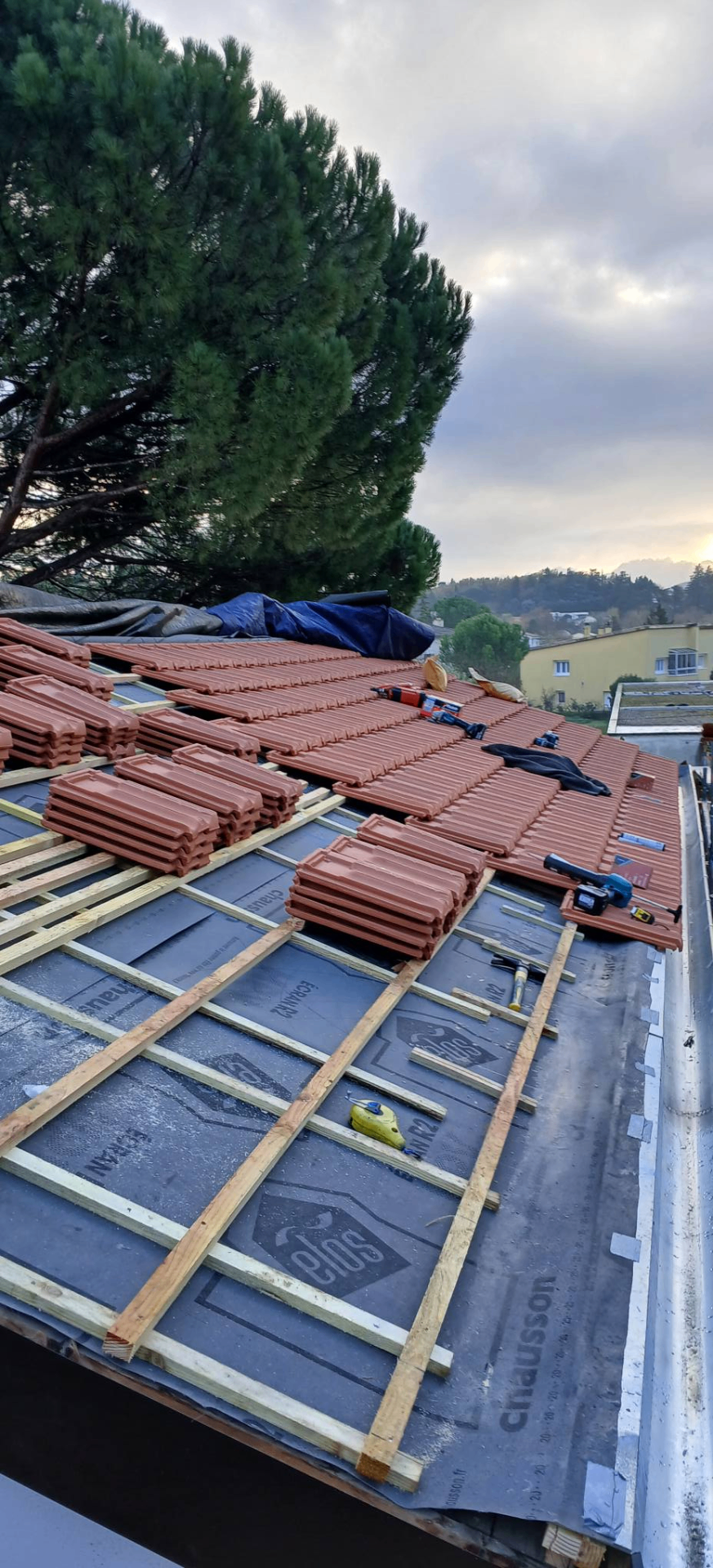 Toiture en ardoise avec zinguerie